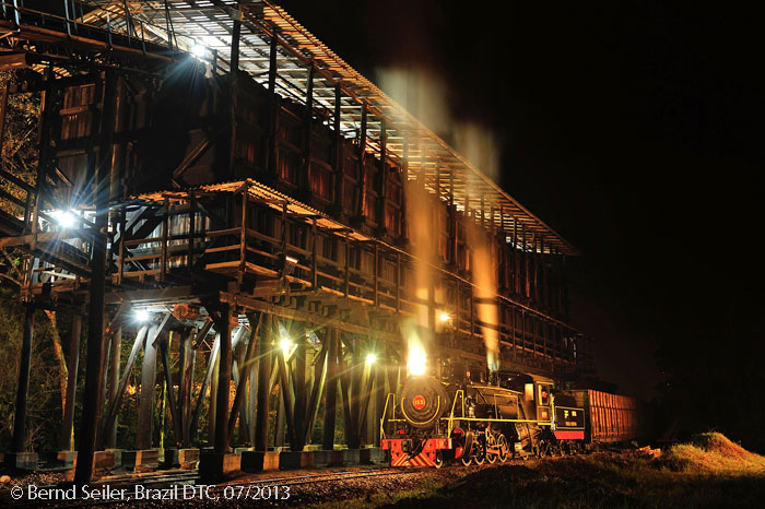 nocturnal loading at the wooden loading facility in Urussanga