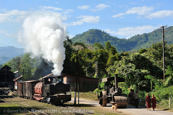 Burma Mines Railway und Straßendampfwalze im Einsatz