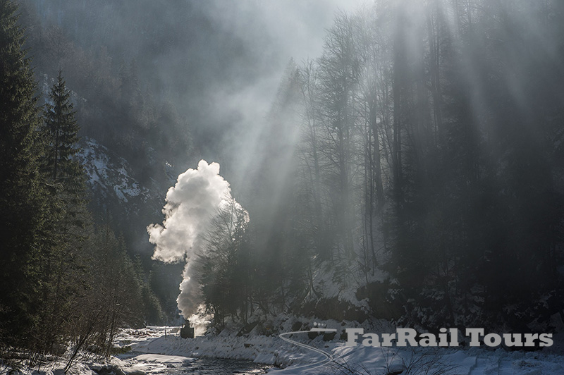 Winterdampf auf rumänischen Waldbahnen